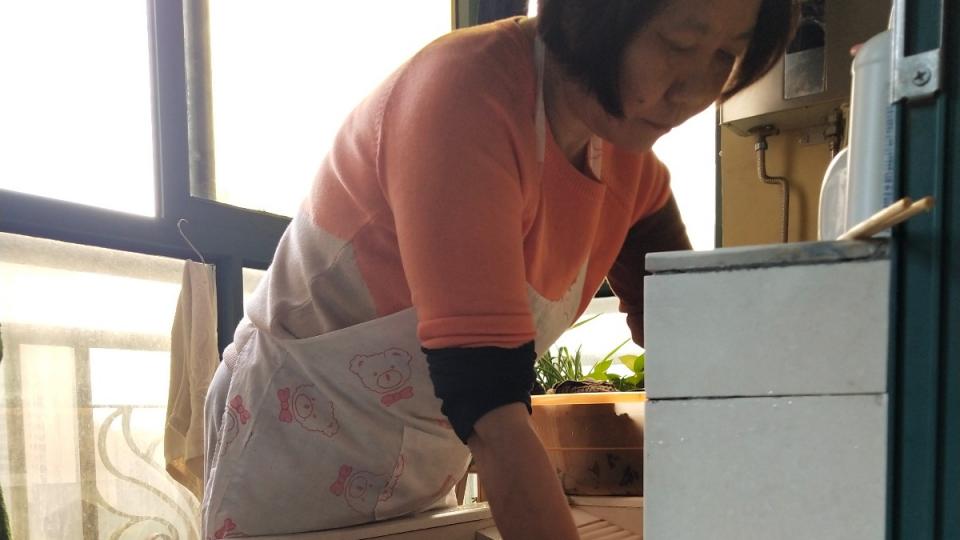 奶奶每天洗衣服很辛苦